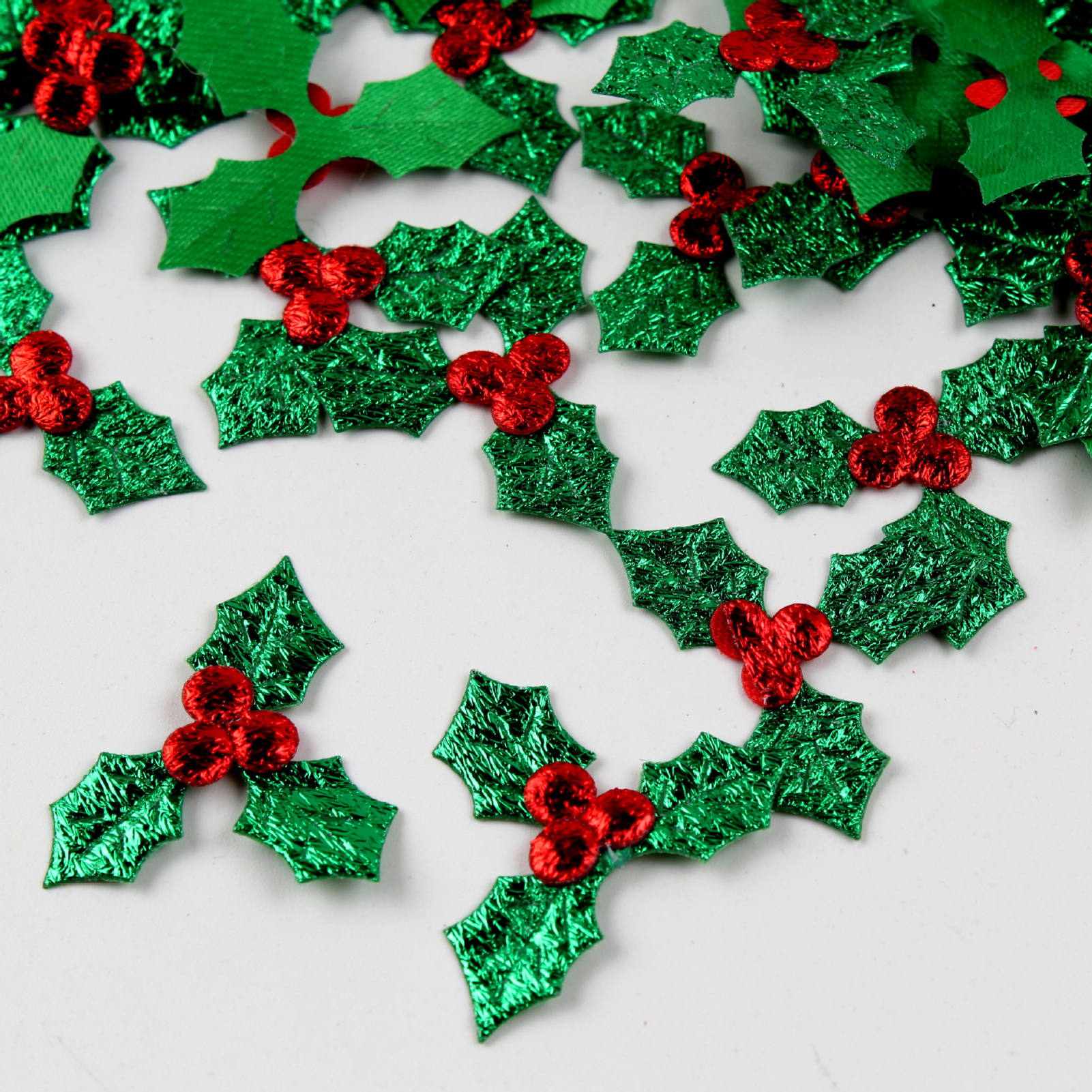Caim MALL Holly Leaf Decor Artificial Holly Berries 100pcs Christmas Holly Leaves Berries for Diy Crafts and Table Decor Xmas Wreath Decoration