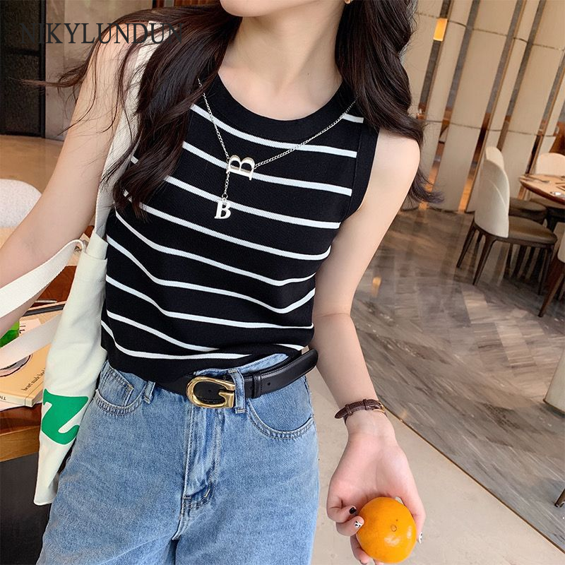 NIkyLundun เสื้อกล้ามสายเดี่ยวลายทางถักเก๋ไก๋ใส่ช่วงฤดูร้อนหลังสวยสไตล์ฝรั่งเศสใส่ด้านในแบบสั้นใส่ด้านนอกกับชุดสูทตัวเล็กใส่ด้านใน ราคา 123 บาท*ส่งฟรี