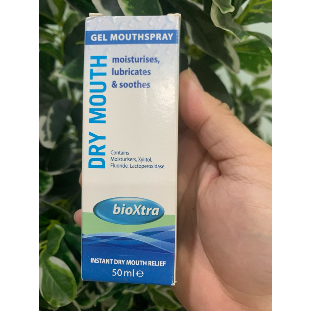 Chai xịt khô miệng BioXtra Dry Mouth Moisturising Mouth Spray 50ml UK Anh Quốc - SIÊU TỐT - • Công thức làm ẩm, làm dịu và giảm bớt sự khó chịu ở miệng của bệnh khô miệng (Xerostomia).