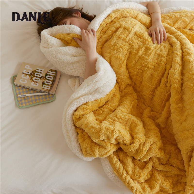 Autumn and winter jacquard blanket double thickened warm, large lamb fleece blanket, simple tarf nap blanket ราคา 355 บาท*ส่งฟรี