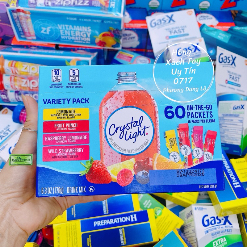 Hộp 60 gói bột pha nước trái cây bổ sung Crystal Light On The Go Drink Mix chuẩn Mỹ - là thức uống giải khát mà bạn có thể thưởng thức bất cứ lúc nào trong ngày nhưng không lo b.é.o. Với 0 gram đường (vị trái cây tự nhiên) và mỗi gói chỉ 10 calo