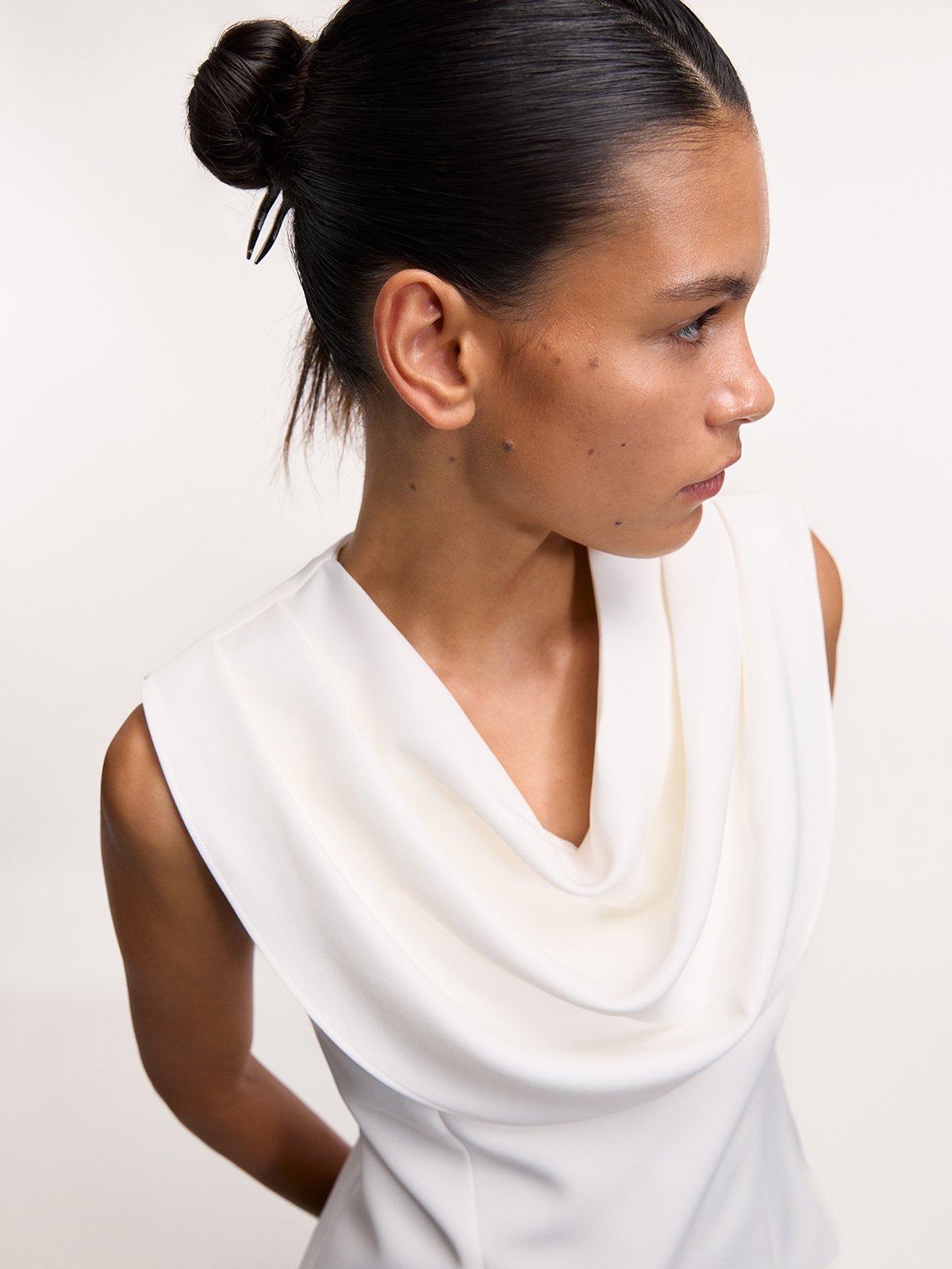 Sleeveless Draped Cowl Neck Top - Ivory ราคา 1,899 บาท*ส่งฟรี