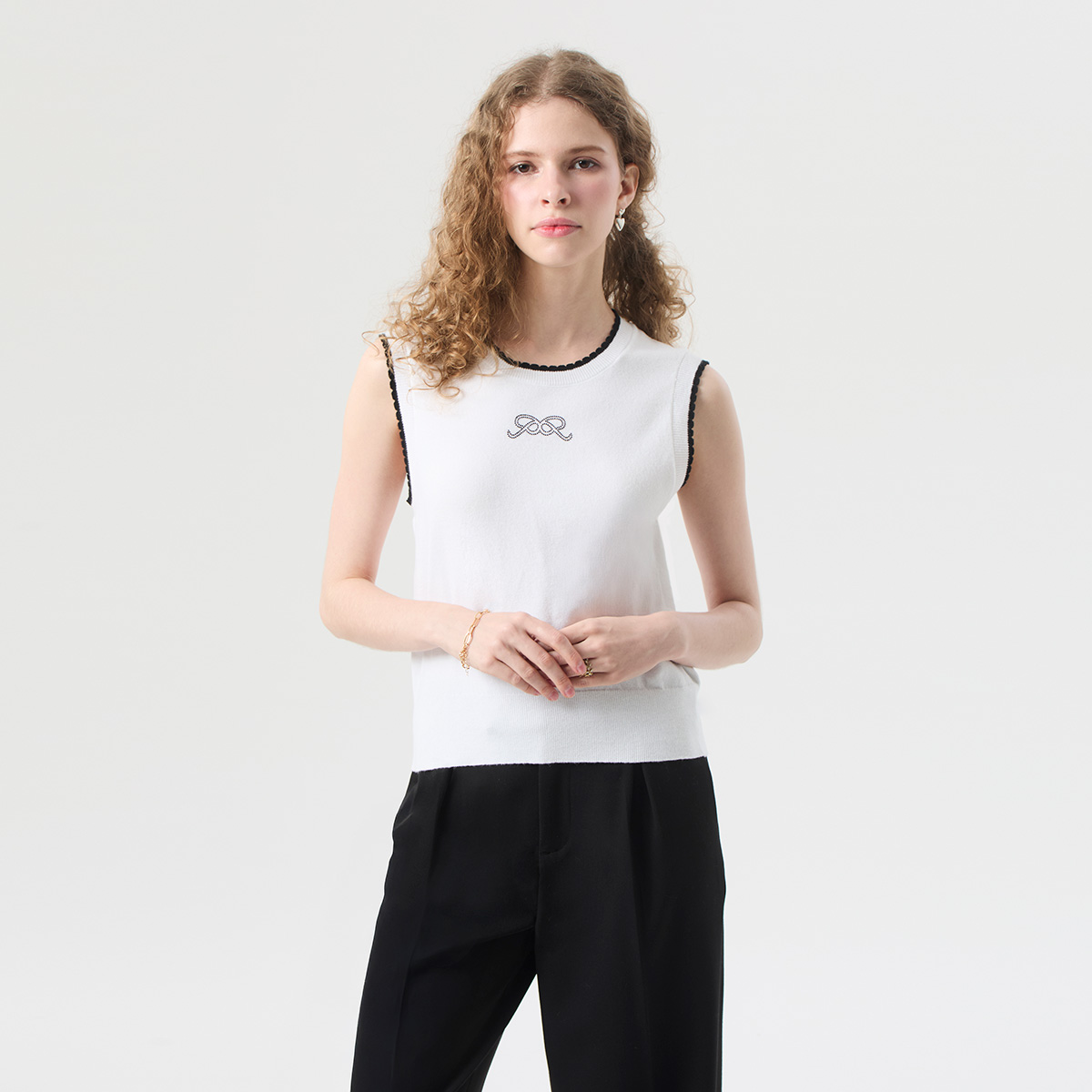 EP เสื้อสเวตเตอร์ ขอบโค้งมนเป็นลอน ผู้หญิง สีขาว | Scallop Sweater | 05024 ราคา 767 บาท*ส่งฟรี