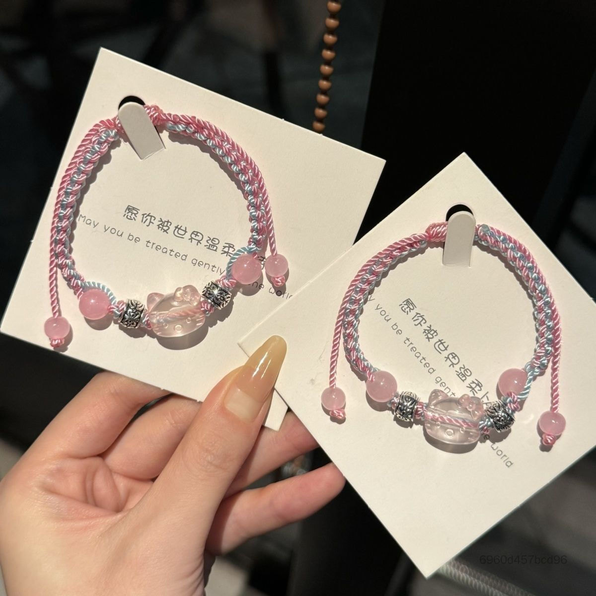 สร้อยข้อมือทอมือสีน้ำเงินและสีชมพู ของขวัญน่ารักไม่ซ้ำใครสำหรับเพื่อนสนิทของนักเรียน เครื่องประดับ Hello Kitty ราคา 40 บาท*ส่งฟรี