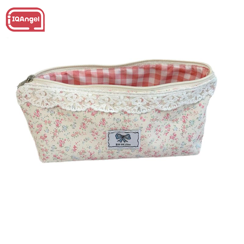 IQANGEL Cute Checkered Pencil Case with Lace Trim and Hello Kitty Design for Girls, Stylish and Practical Stationery Storage ราคา 55 บาท*ส่งฟรี