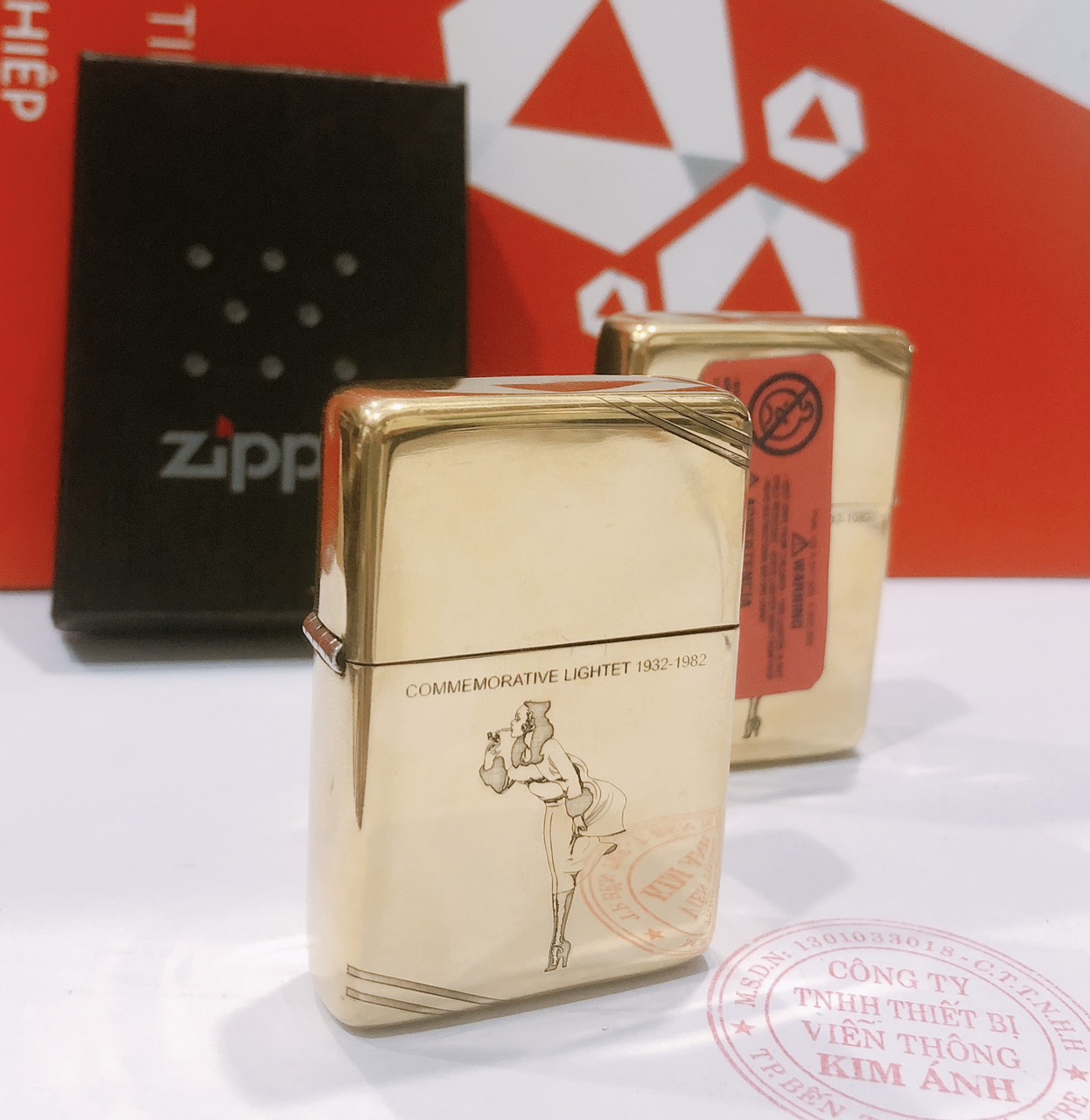 Hộp quẹt Zippo, khắc chìm hình Cô Gái Gió, bản chặt góc, đầu bằng đít bằng, hàng loại 1 vỏ bằng đồng có tem đỏ