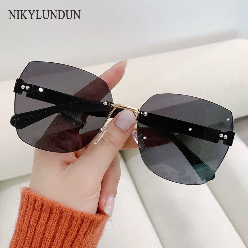 NIkyLundun แว่นตากันแดดไร้กรอบแบบเกรดีเอ็นท์สำหรับผู้หญิง ป้องกันรังสียูวีระดับ UV400 ดีไซน์เรโทรสไตล์ยุโรป ราคา 68 บาท*ส่งฟรี