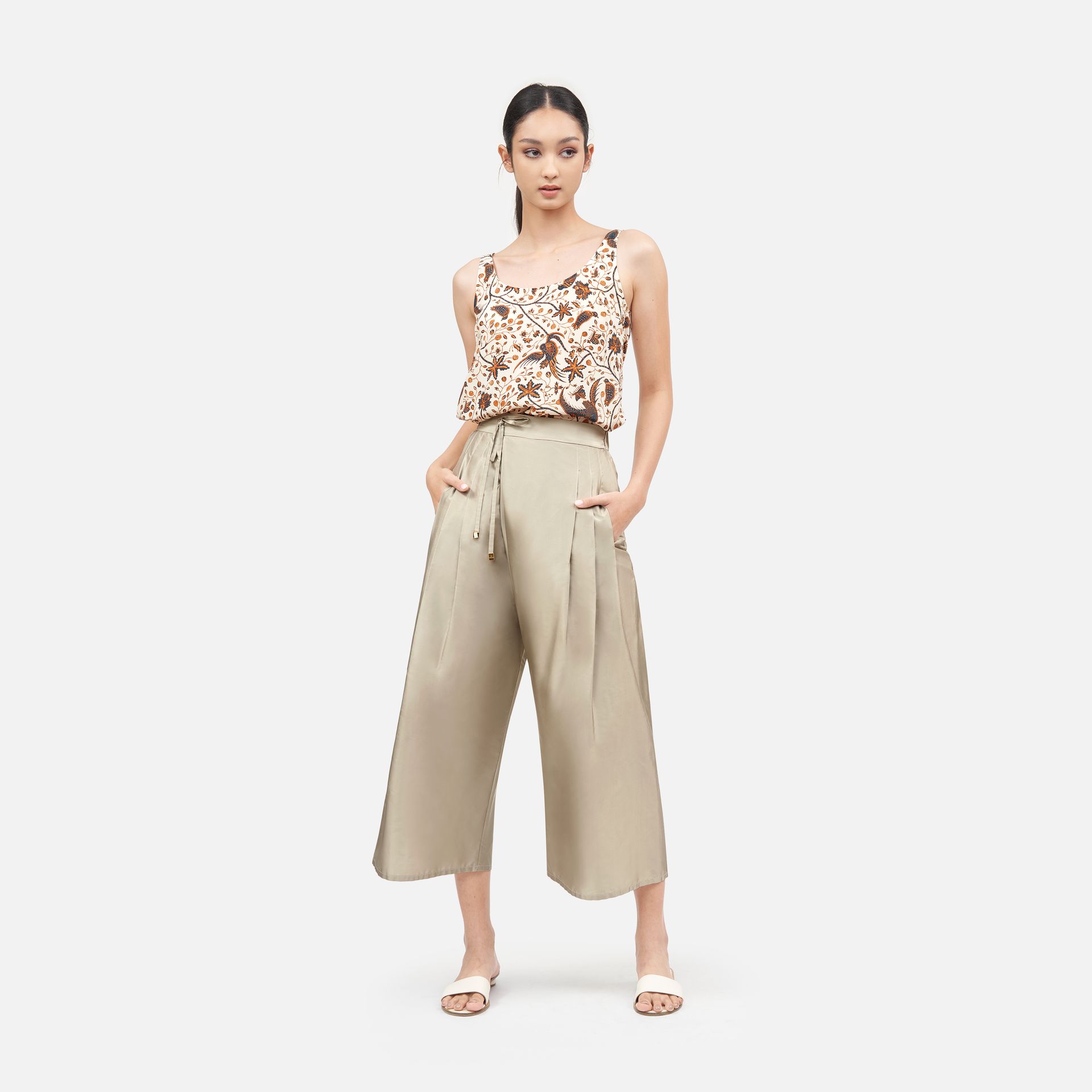 Cirebon Silk Crepe Classic Tank Top - Beige ราคา 1,950 บาท*ส่งฟรี