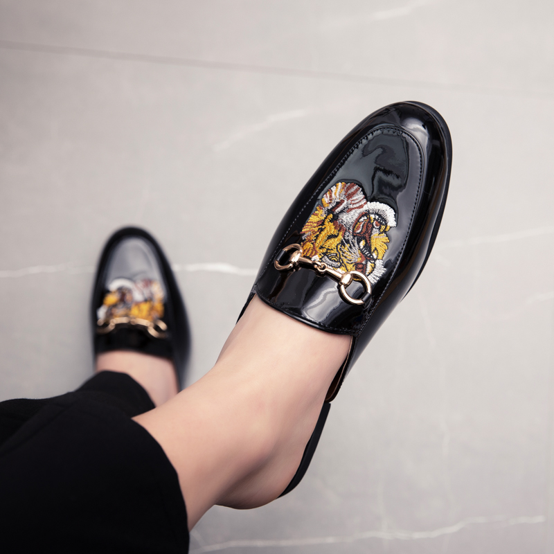 New Fashion Men Half Dragged Vintage Slip on Leather Loafers Tiger Embroidery Pointed Toe Sandals