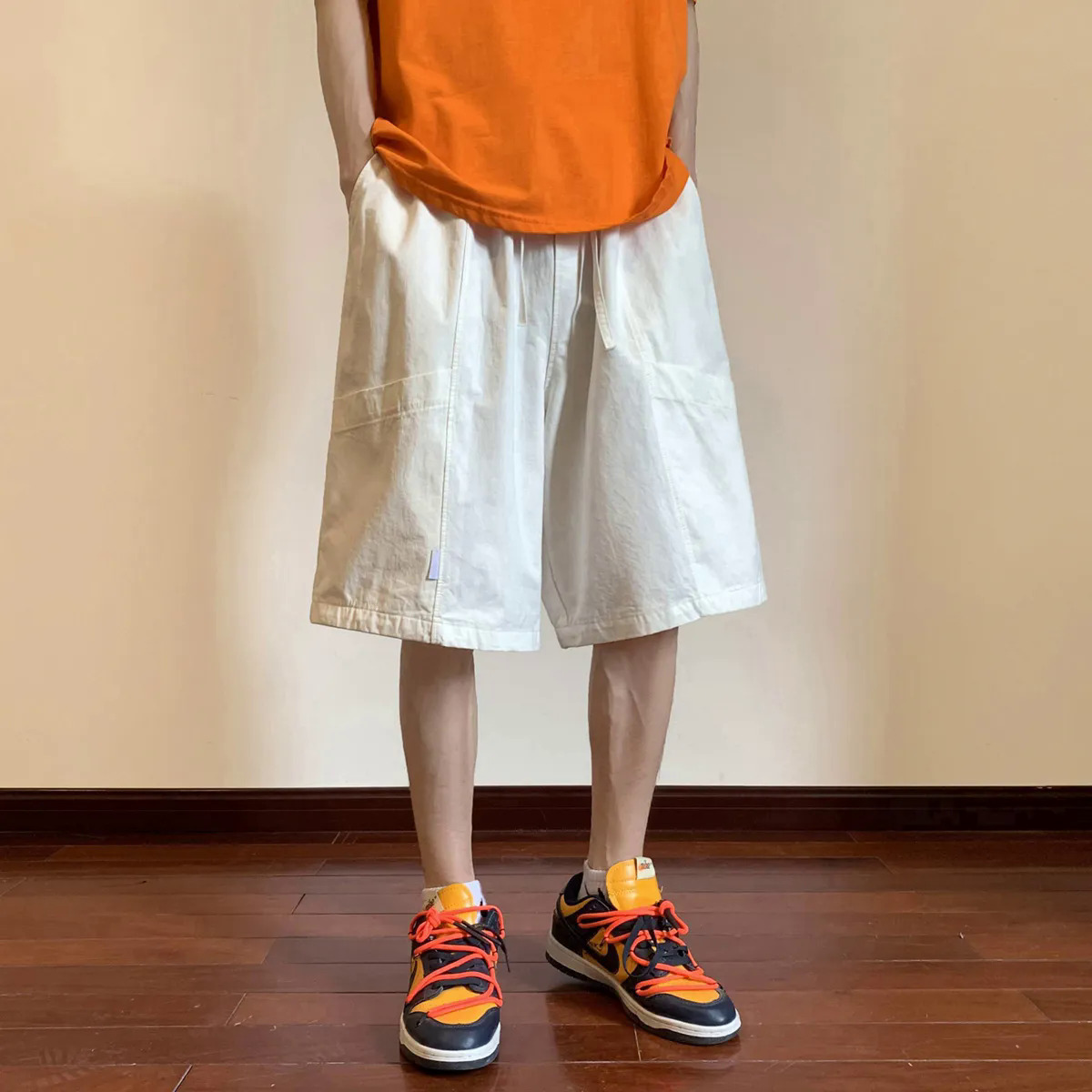 Quá Khổ trắng quần short hàng hóa Mens mùa hè thể thao giản dị Quần short thời trang dạo phố quần thoáng khí Bermuda dây rút quần short cho nam giới