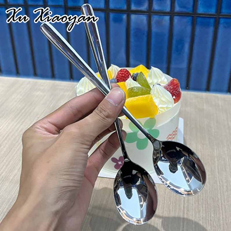 XUXIAOYAN Bfvn สแตนเลสขนาดใหญ่หัวกลมช้อนสีแดงสีเหลืองตาข่ายอาหารค่ำด้ามยาวผัดช้อนขนมสำหรับอุปกรณ์ครัวร้อน ราคา 29 บาท*ส่งฟรี