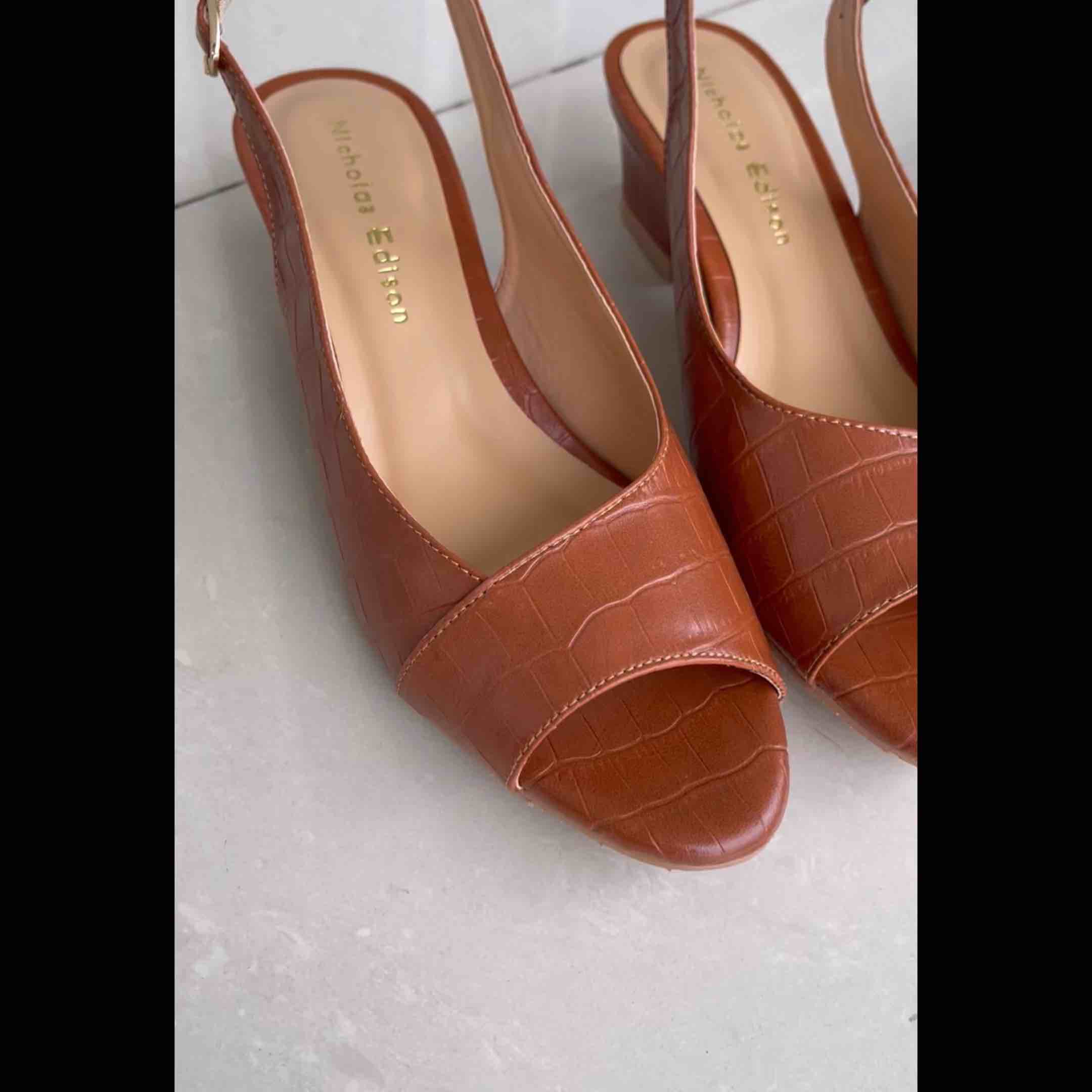 Nicholas Edison Sandal Heel Tara Black Sepatu Hak Tahu Pendek