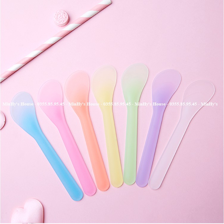 10 / 50 / 100 que nhựa dùng trong spa lấy kem , quét mặt nạ