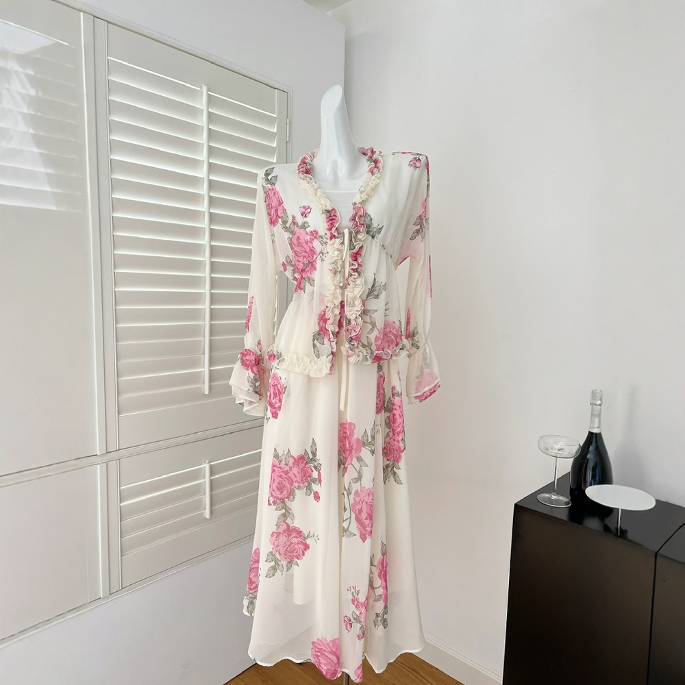 BRANCHÉ ชุดสำหรับผู้หญิงฤดูร้อนที่สง่างามฝรั่งเศสดอกไม้สะบัดนัวเนียแขนคอวีเสื้อ Midi เอวสูง A-Line กระโปรงวันหยุดชุด B250313 ราคา 1,130 บาท*ส่งฟรี