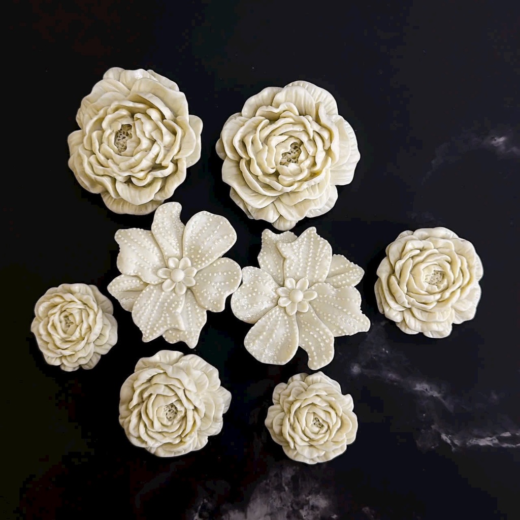 Set of 8 Cream-Colored Rose Flower Charms Attached to Fish-Shaped Sandals Made of Soft Rubber with Feet Attached to Slippers, Attached to Crocodile Sandals-Kimngan