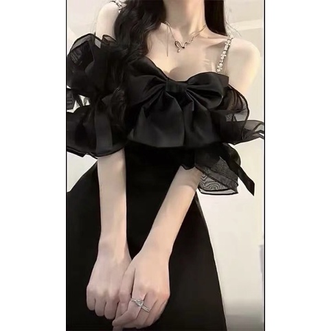 Đầm đen nơ ngực bẹt vai 2 dây tay bo rớt vai
