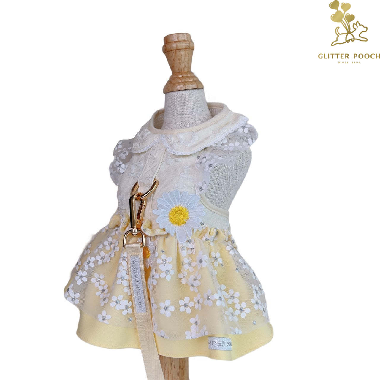 Glitter Pooch Harness ชุดรัดอก สายจูง เสื้อผ้า สุนัข, หมา, แมว, สัตว์เลี้ยง พร้อม สายจูง รุ่น Deary Daisy Vanilla ราคา 950 บาท*ส่งฟรี