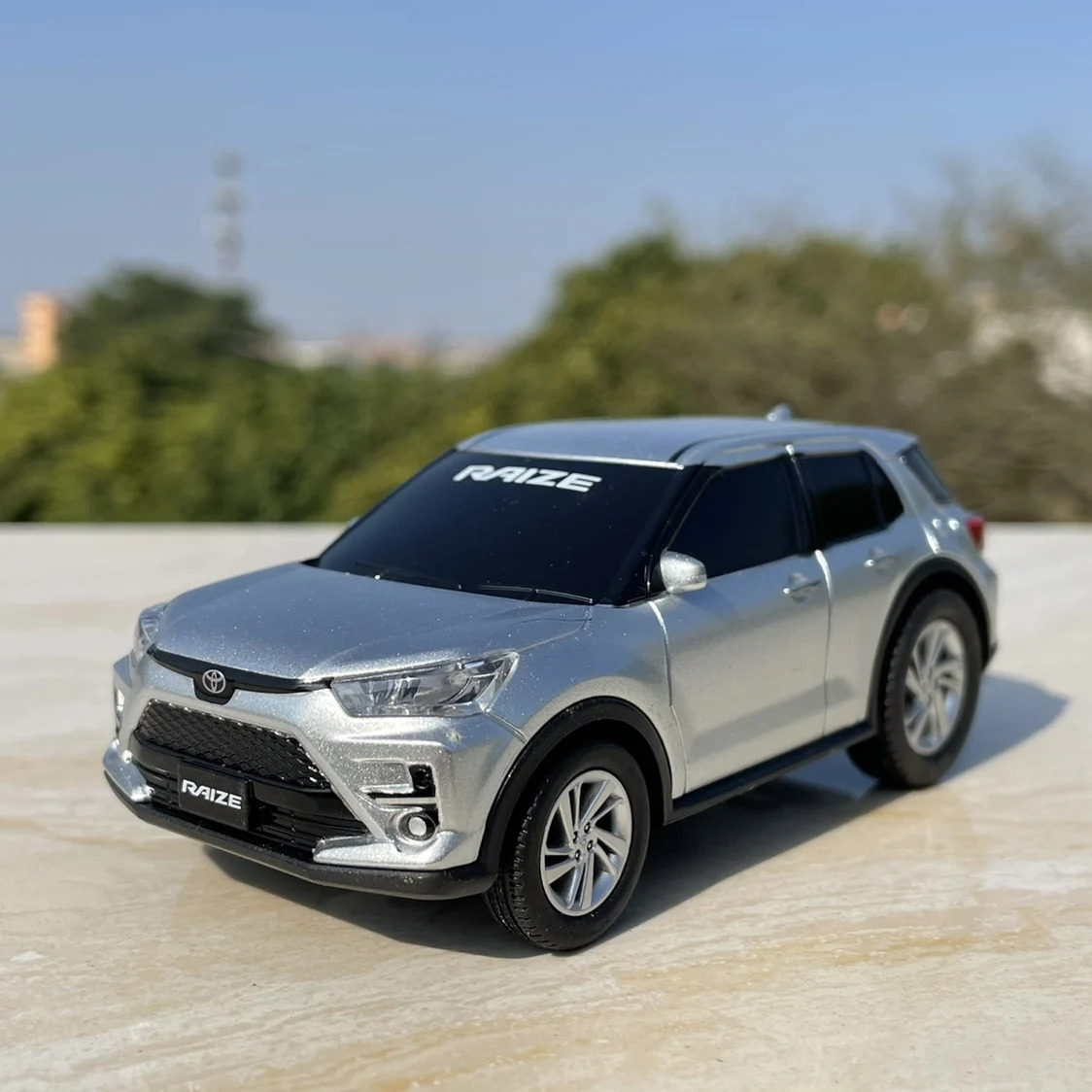 {SJDHGW} RAIZE Mô hình xe hơi nhựa Toyota SUV tỷ lệ 1/30 đồ chơi cho người lớn quà tặng sưu tầm cho 