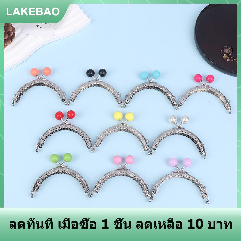 【LAKEBAO】 กระเป๋าเงินโลหะสีลูกกวาดมีกรอบล็อครอยจูบกระเป๋าถือกรอบแบบมีตะขอเกี่ยวกระเป๋ากระเป๋ากรอบล็อคแบบหนีบ ราคา 43 บาท*ส่งฟรี