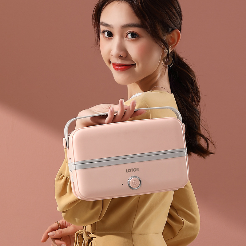 Hộp cơm trưa cắm điện có thể được cắm vào nồi làm nóng bằng điện để cách nhiệt và tự động nấu các bữa ăn nóng. Nhân viên văn phòng mang theo nồi cơm điện.