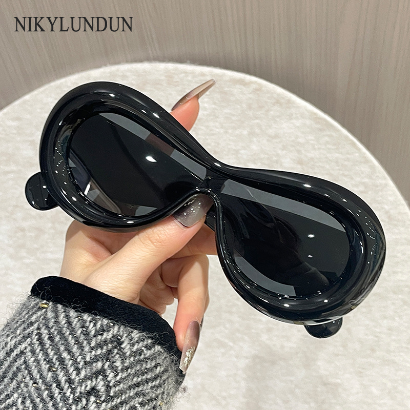 NIkyLundun แว่นกันแดดทรงแปลกใหม่แฟชั่นทันสมัย ป้องกันรังสีUV ดีไซน์ใหญ่เหมาะสำหรับผู้ชายและผู้หญิง ราคา 68 บาท*ส่งฟรี