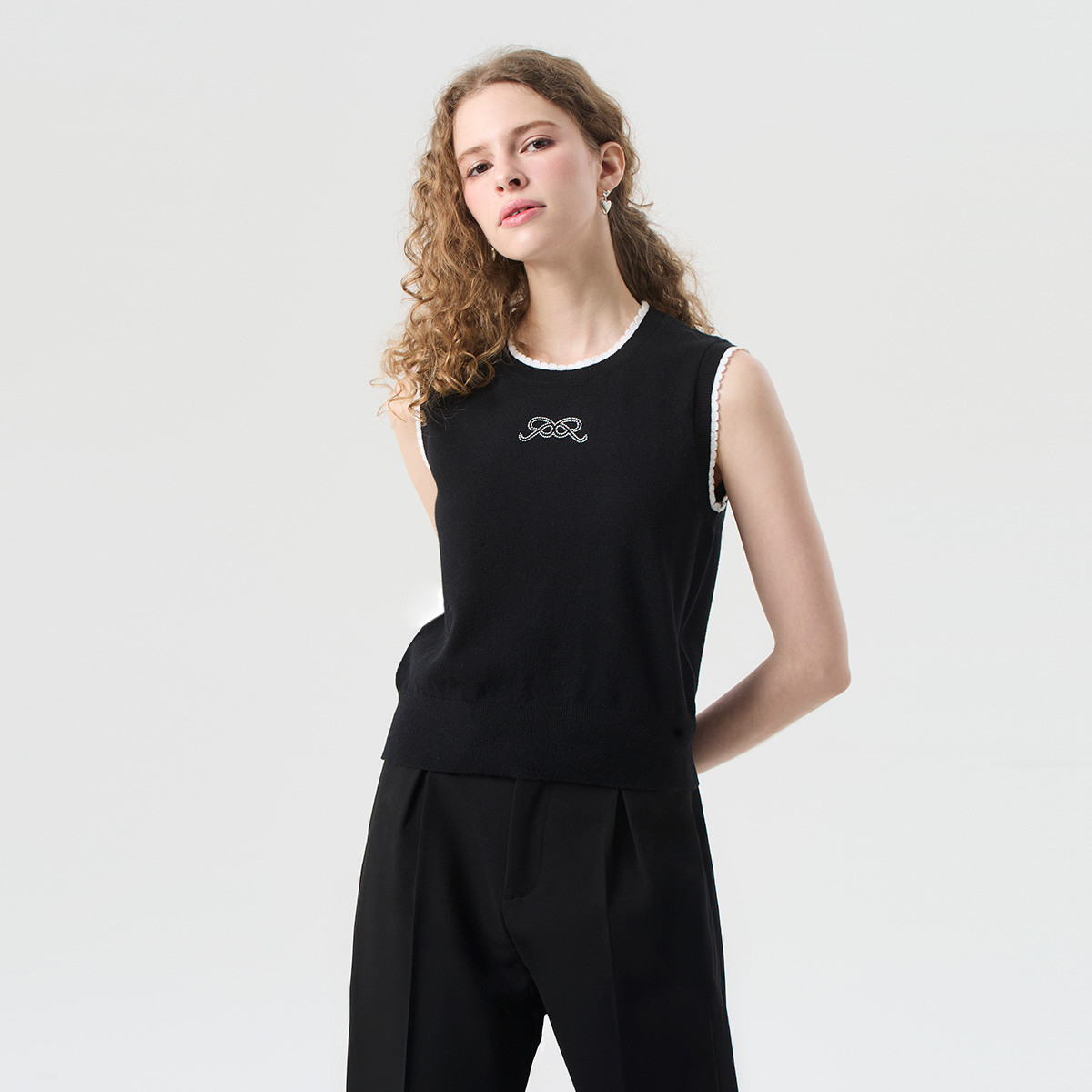 EP เสื้อสเวตเตอร์ ขอบโค้งมนเป็นลอน ผู้หญิง สีดำ | Scallop Sweater | 05024 ราคา 767 บาท*ส่งฟรี