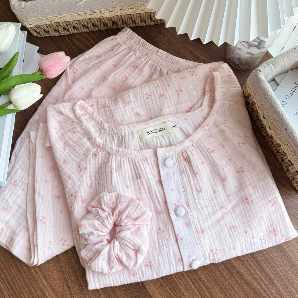 Đồ ngủ nữ tay ngắn quần đùi – Pyjama vải xô muslin cổ tròn hoạ tiết | KNG.studio (Tặng kèm dây buộc tóc scrunchies)