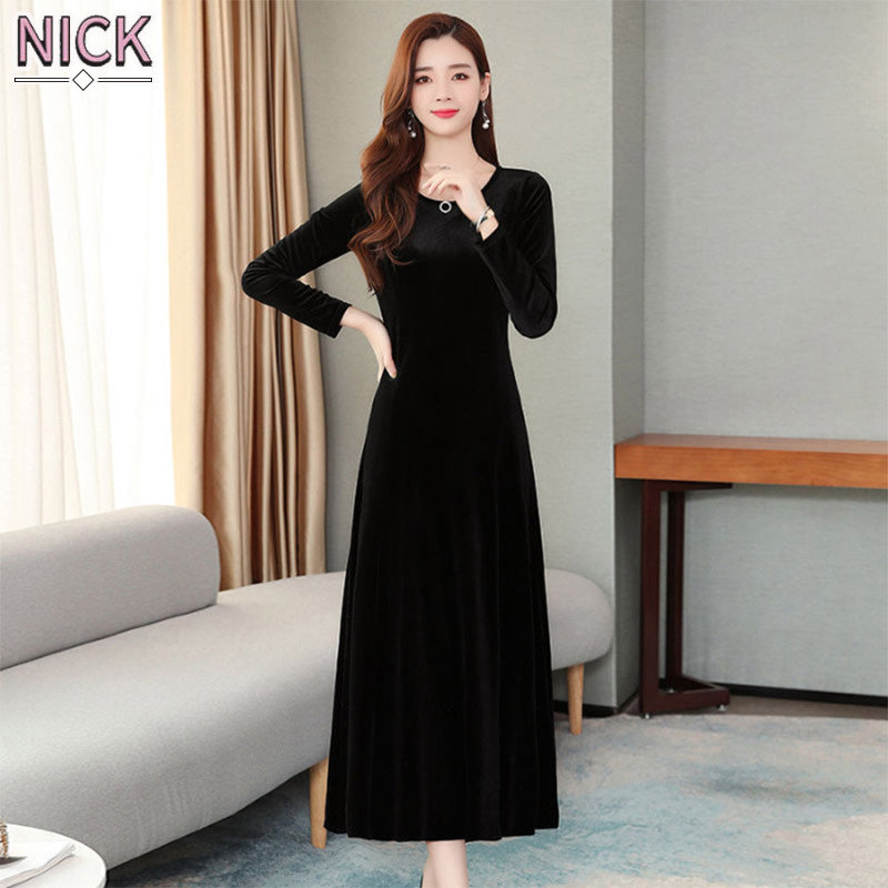 Nick Đầm Nhung vàng chạm đáy sườn xám trên váy dài đến gối