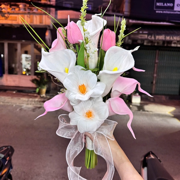 Hoa cầm tay cô dâu Callalily hồng mix tulip nở nhẹ nhàng t12-2025