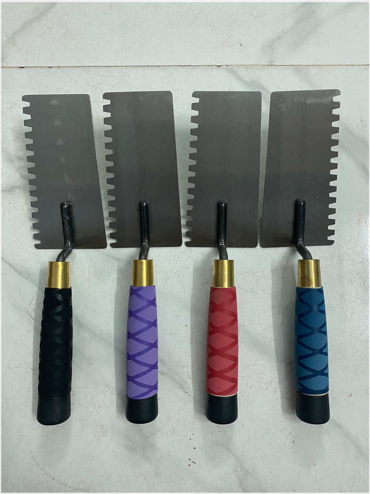 Bay Răng Cưa / Bay Thợ Hồ Thế Hệ Mới Cán Chống Trượt Đồng Tâm .
