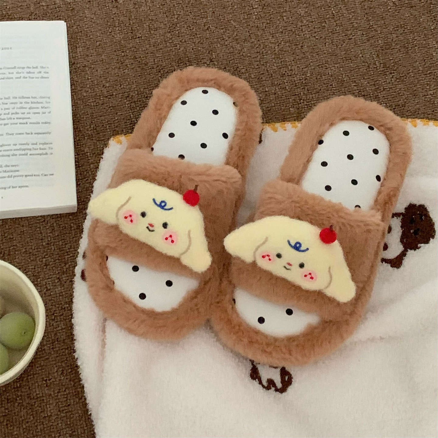 Xixitiao đế mềm 2025 mới vui vẻ Cherry Puppy nhà giày cho phụ nữ, mùa thu và mùa đông phòng ngủ ký túc xá lông thú ấm áp bông dép