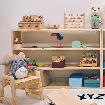 Kệ gỗ để sách, để đồ chơi cho bé, trang trí gỗ ghép cao su tự nhiên phủ PU