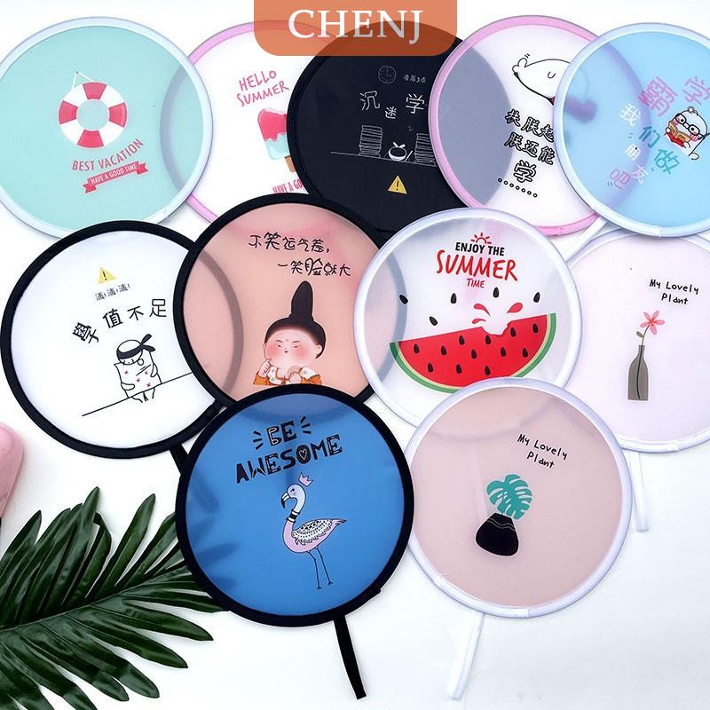 [COD] CHENJ พัดลมพกพาขนาดเล็กพับได้พัดลมผ้าดิสก์บินทรงกลมพร้อมกระเป๋าพัดลมพับได้พัดลมการ์ตูนปาร์ตี้ฤดูร้อนของขวัญที่โปรดปราน ราคา 30 บาท*ส่งฟรี