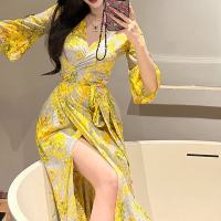 Newlan QZ087 Yellow Flower Kimono Wrap Dress KOREAN STYLE FLORAL VINTAGE MIDI DRESS KIMONO PANTAI SEXY MANIS FANMU 2023 Gaun sifon bunga kuning baru/rok ramping ukuran besar Gaun Liburan Musim Panas Motif Bunga Kuning Emas Gaya Perancis