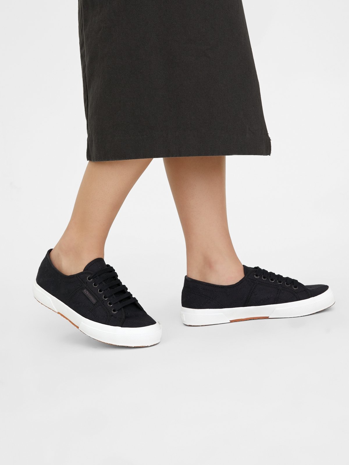 [Pomelo] Cotuemblogo Sneakers ราคา 2,450 บาท*ส่งฟรี