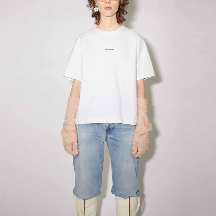 เสื้อเชิ้ต เสื้อเบลาส์สตรี Acne Studios เสื้อยืดคอกลมผู้หญิง สีขาว Moderate Straight Fit AL0135-183 ราคา 22,297 บาท*ส่งฟรี