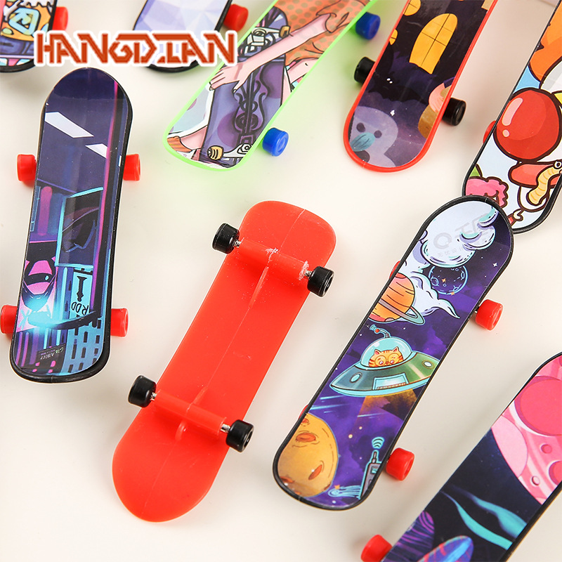 HANGDIAN Creative Finger Skateboard Toy, Fun Desk Stress Relief with Cool Designs ราคา 18 บาท*ส่งฟรี