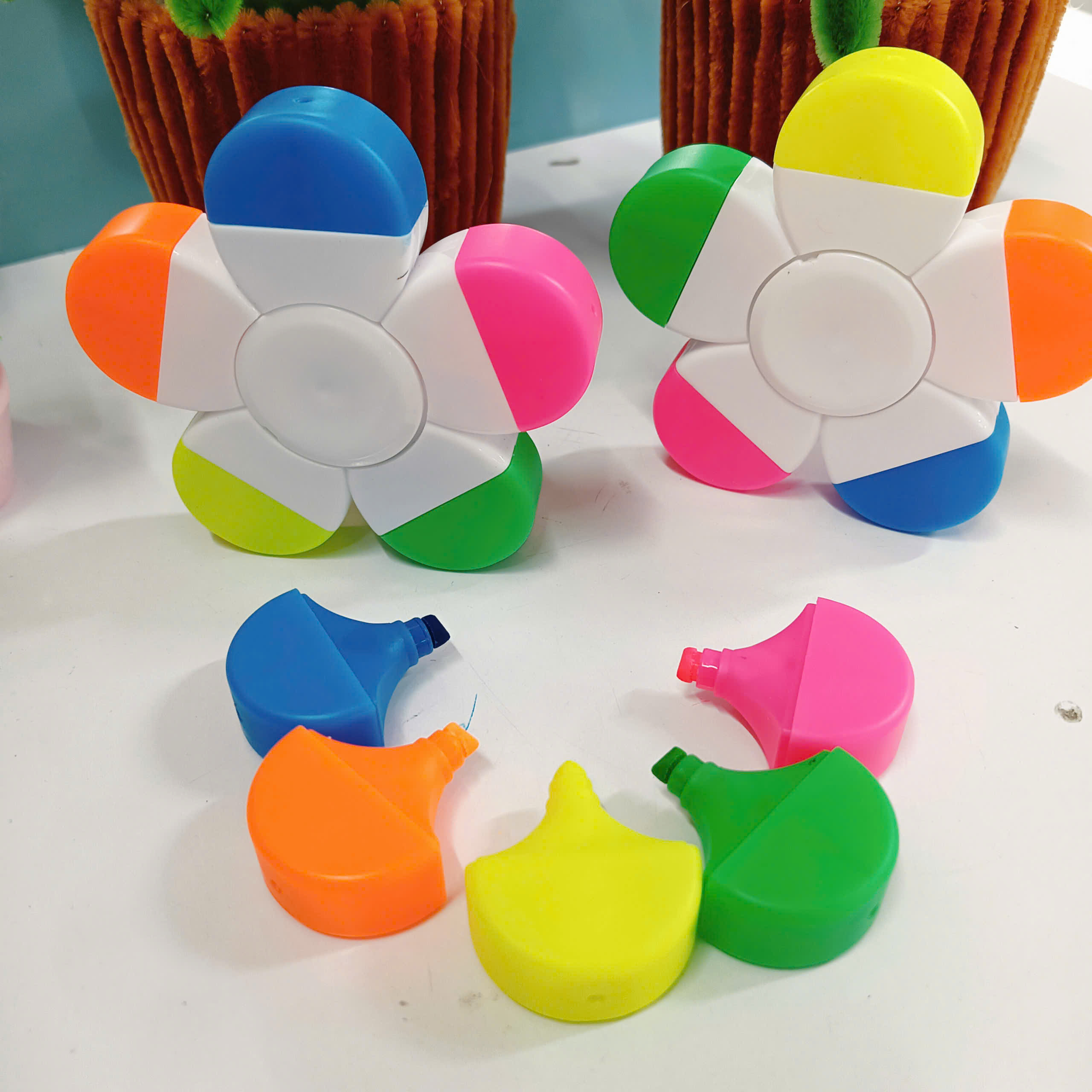 BÚT 5 MÀU MINI HÌNH BÔNG HOA DỄ THƯƠNG NHIỀU MÀU XINH GỌN NHẸ TIỆN DÙNG MỌI LÚC MỌI NƠI
