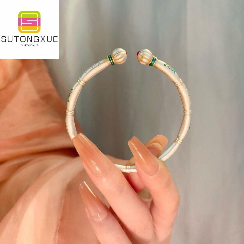 SUTONGXUE ทองคำทาสีจีน สร้อยข้อมือสีเคลือบสำหรับผู้หญิง ดอกไม้ระยะสมบัติ แข็งแรง กำไลเปิดฟักทอง Slub นิสัย ทองแดงขาว กำไลข้อมือเปิดสไตล์ชาติพันธุ์ งานเลี้ยงเครื่องประดับ ราคา 172 บาท*ส่งฟรี
