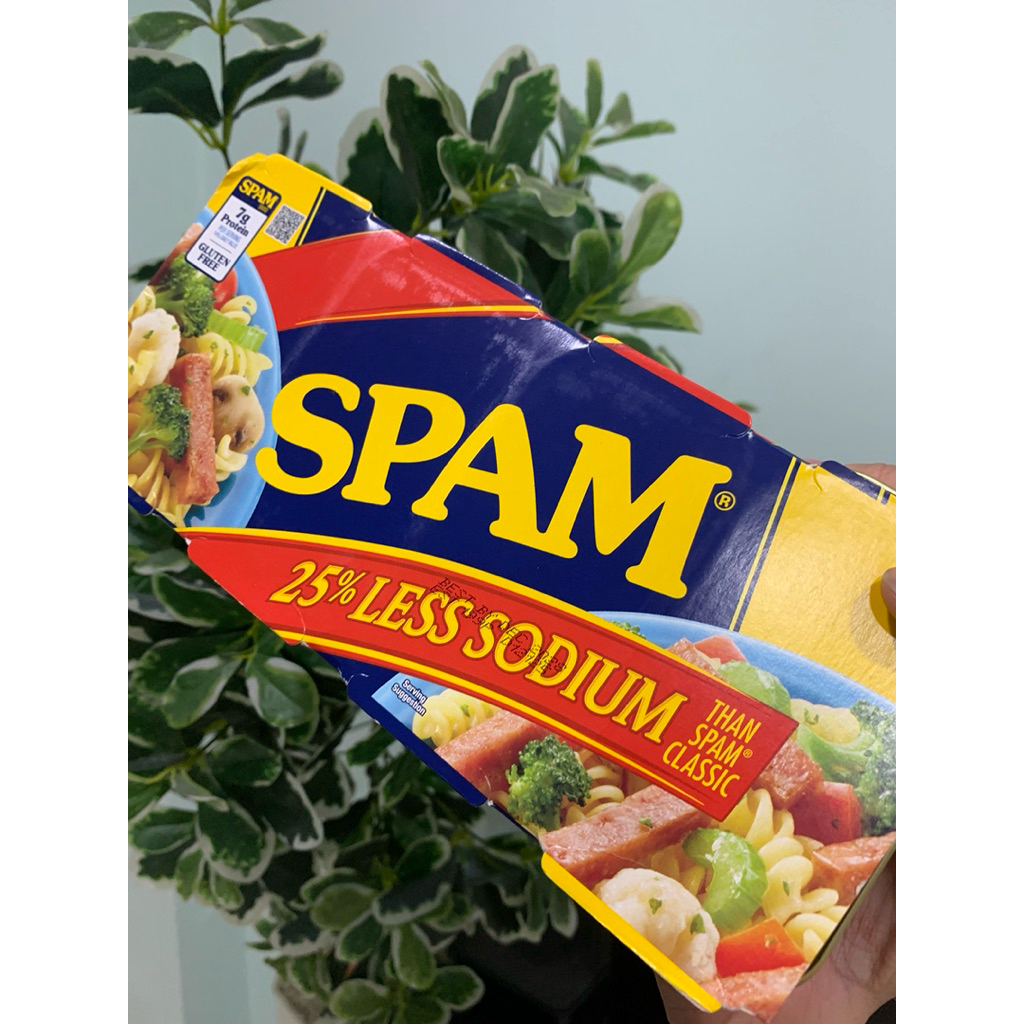 SIÊU NGON - THỊT HỘP SPAM LESS 25% NATRI - SPAM 25% LESS SODIUM - HÀNG MỸ - Là một thương hiệu mang tính biểu tượng toàn cầu, được nấu chín hoàn toàn và có thời hạn bảo quản ổn định, thịt hộp Spam Less Natri rất phù hợp cho những bữa ăn nóng hổi của gia đ