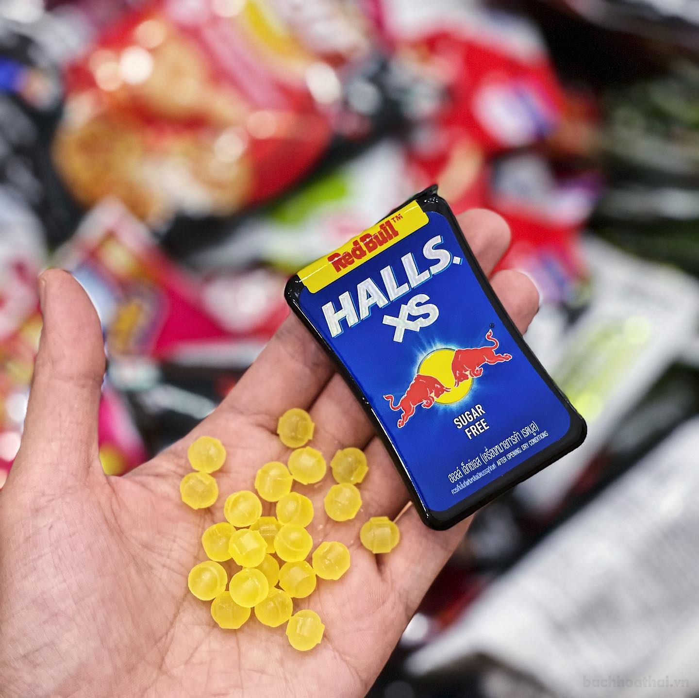 Kẹo ngậm thơm miệng cai sản phẩm Halls XS vị RedBull Thái Lan