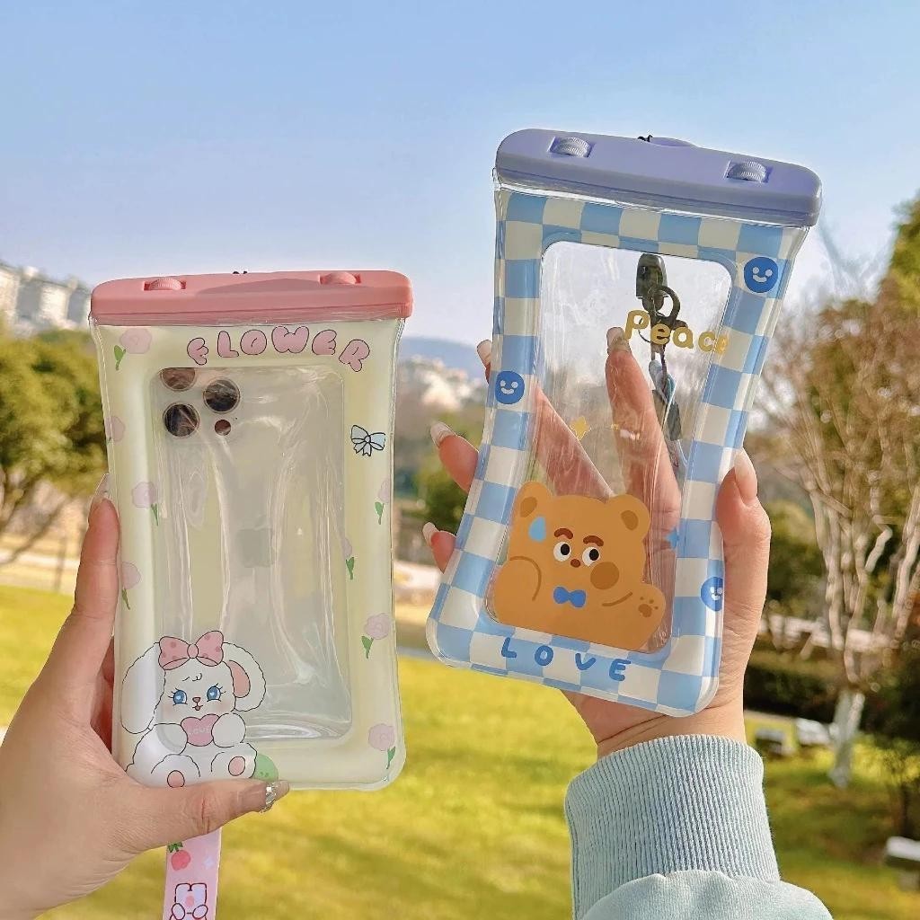 สงกรานต์ ซองมือถือกันน้ำ💥แถมสายห้อยคอ น่ารัก ใช้งานเล่นน้ำสงกราน์ ใช้งานทัชสกรีนรับสายในซองได้เลย IPX8 6.8นิ้ว ราคา 25 บาท*ส่งฟรี