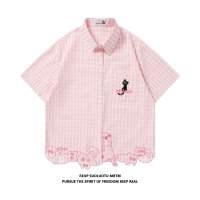 YIPINYOUYOU เสื้อเชิ้ตแขนสั้นลายตารางปักแมวสไตล์น่ารัก เหมาะสำหรับทั้งผู้ชายและผู้หญิง ใส่สบายสไตล์วัยเรียน
