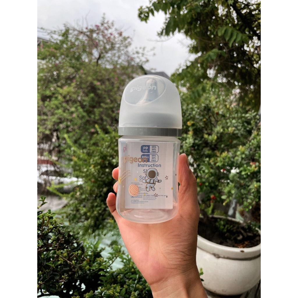 Bình sữa Pigeon cổ rộng PP núm thế hệ III hoạ tiết - Màu trắng đục