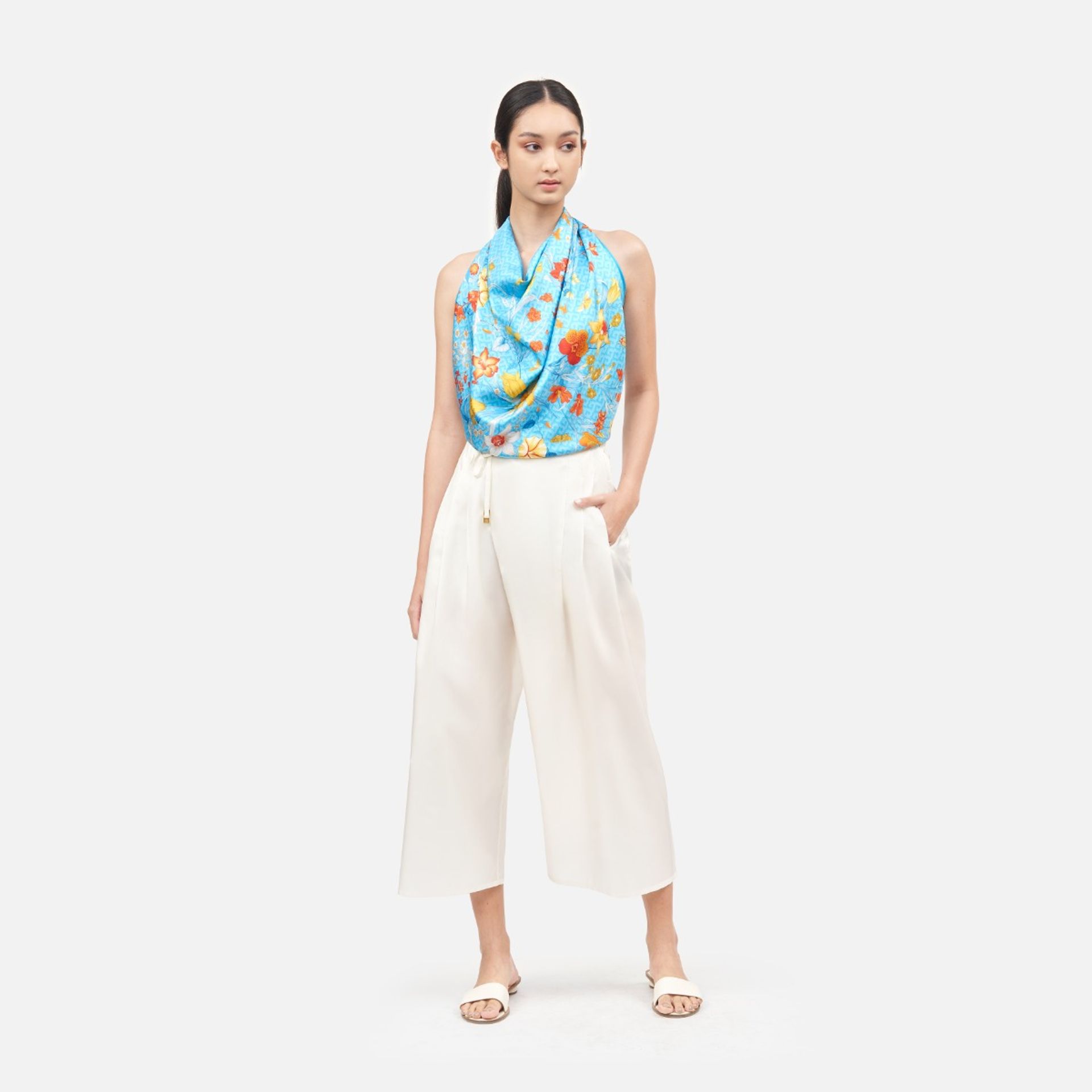 Florals Silk Twill Scarf - Blue ราคา 2,916 บาท*ส่งฟรี