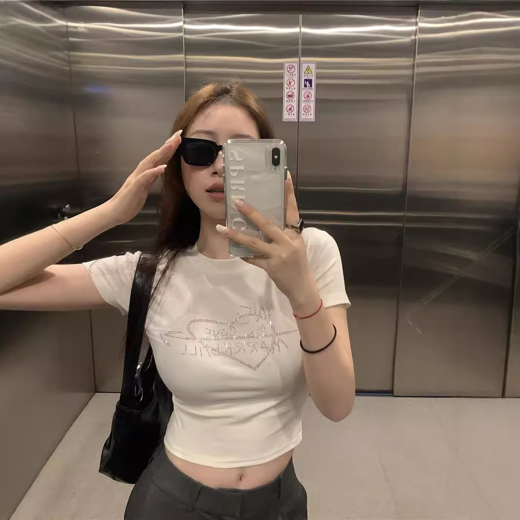 เสื้อยืดแขนสั้นสไตล์อเมริกันประดับเพชรร้อนสำหรับผู้หญิงเสื้อตัวสั้นใส่แล้วดูผอมเข้ารูปแบบใหม่2025ฤดูร้อน ราคา 129 บาท*ส่งฟรี