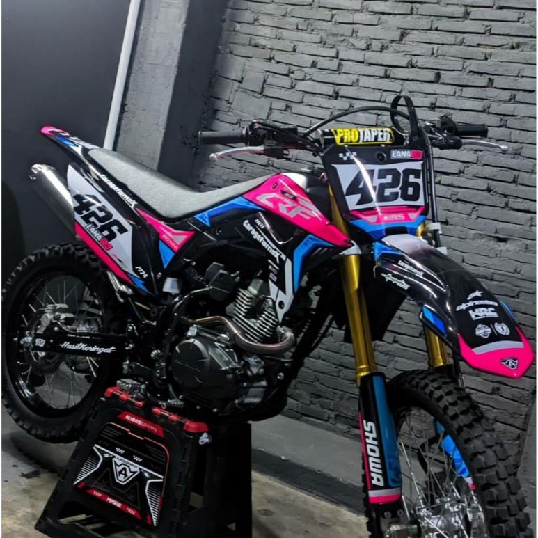 0691 DECALS/STRIPING/ STICKER FULL BODY CRF 150L BEBAS RIQWES NAMA NOMER DAN BISA DI SESUAIKAN BENTUKNYA KE MOTOR PEMBELI Harga 162,000 rupiah*Gratis Ongkir