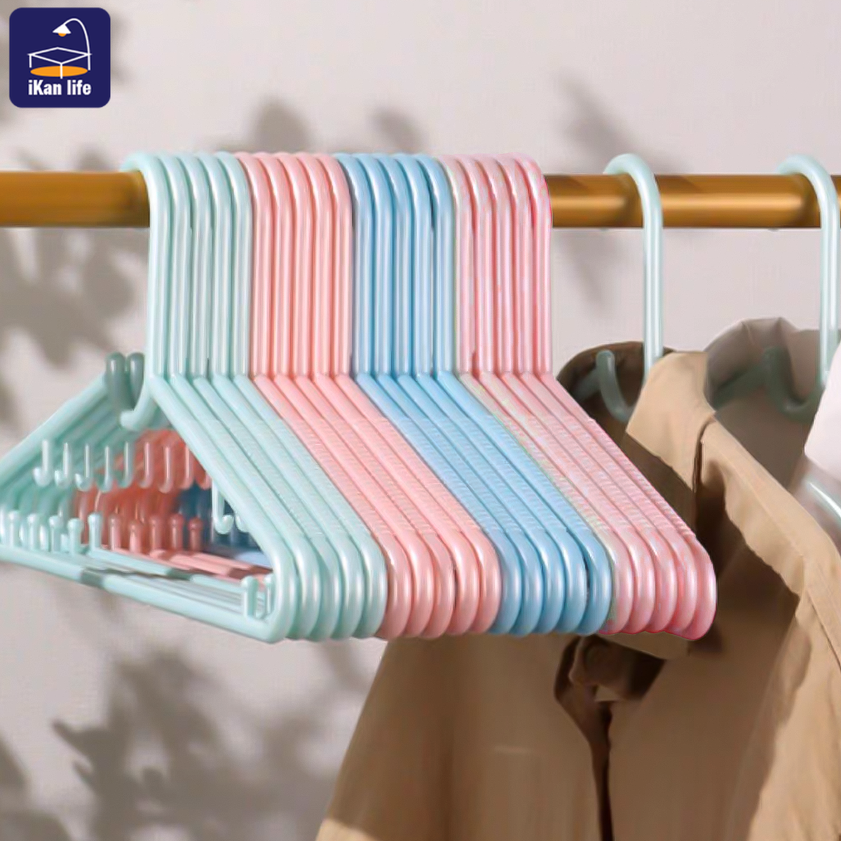 ไม้แขวนเสื้อพลาสติก ไม้เเขวนขอบกันลื่น ไม้แขวนเสื้อผู้ใหญ่ ไม้แขวนเสื้อ ขอบพลาสติกกันลื่น ยืดยุ่นใช้งานง่าย ราคา 74 บาท*ส่งฟรี