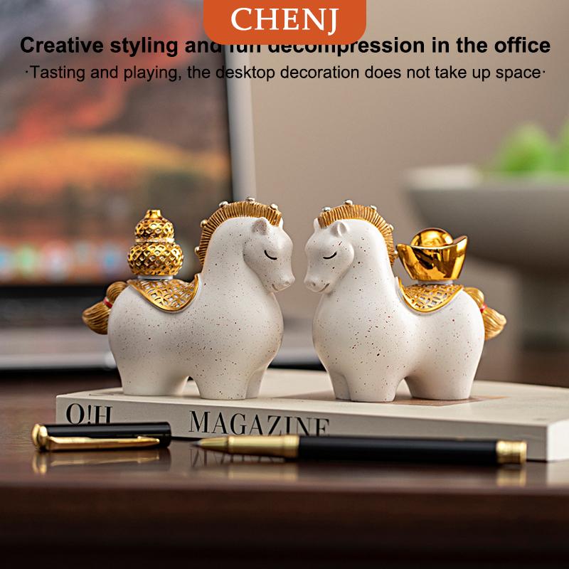 [COD] CHENJ เครื่องประดับม้านำโชคของตกแต่งโต๊ะทำจากเรซิ่นทำด้วยมือด้วยแท่งทองและน้ำเต้าที่หมุนได้ของขวัญมงคลตามหลักฮวงจุ้ย ราคา 84 บาท*ส่งฟรี