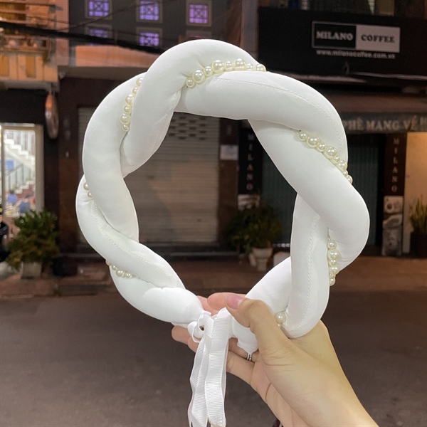 Mấn xoắn cô dâu mặc áo dài mẫu viền hạt trai màu trắng